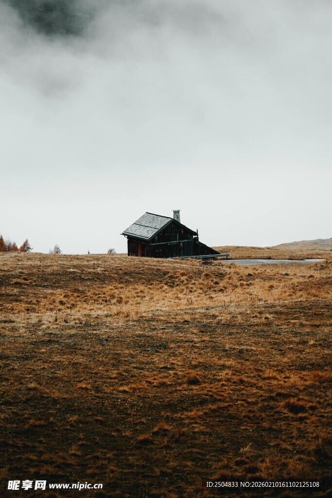 旷野孤屋 迷雾中的静谧景象