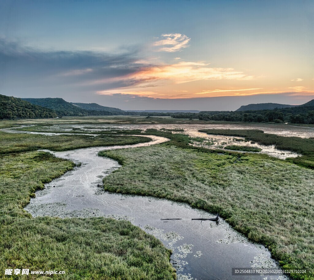 河畔黄昏美景