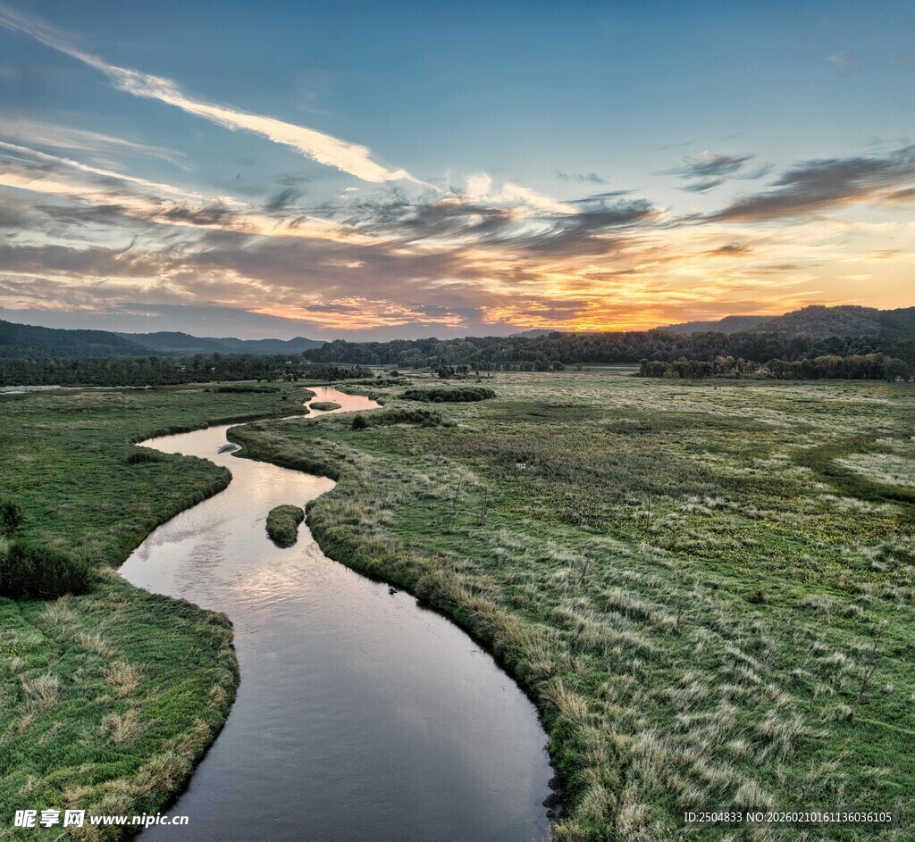 蜿蜒河流畔的壮丽黄昏景色