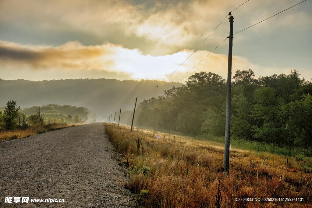 夕阳下的乡间小路