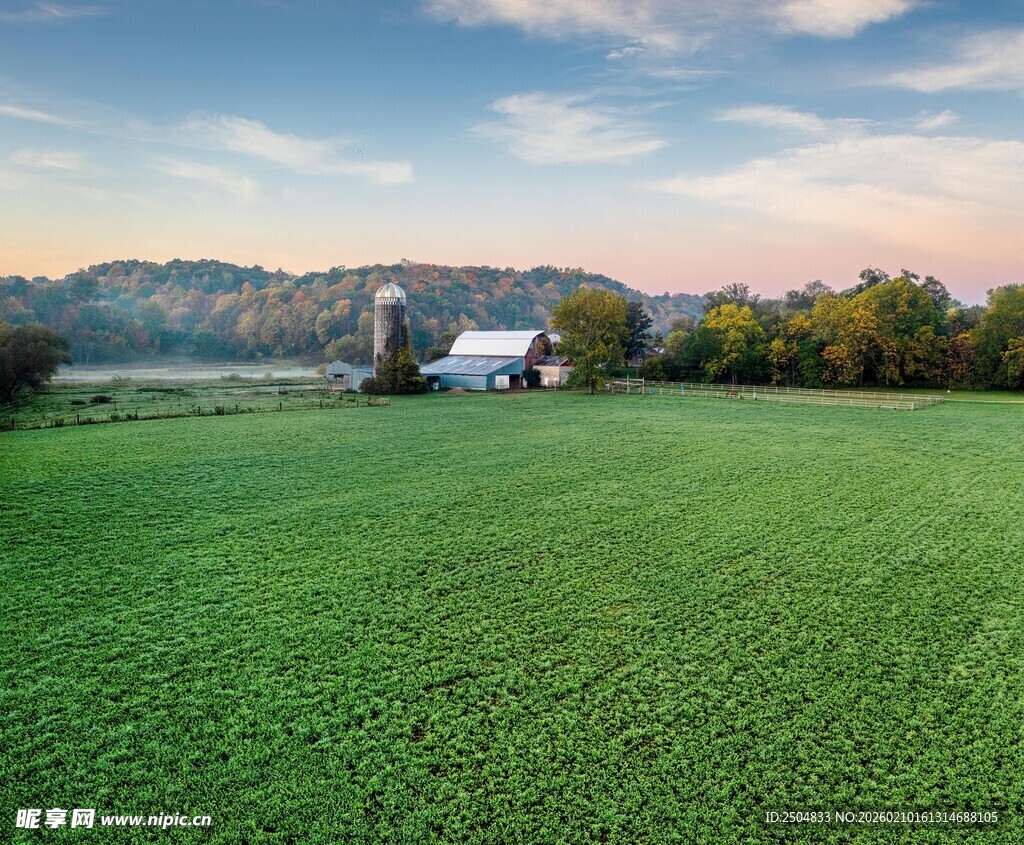 田园风光中的宁静农舍