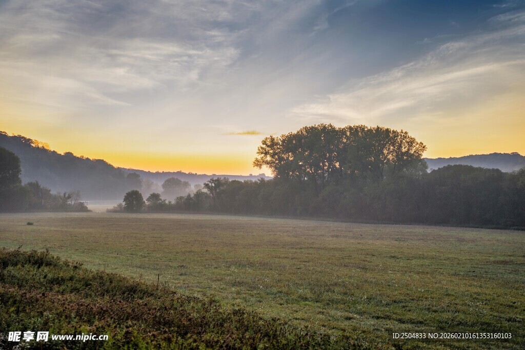 清晨田野间的美丽日出景色