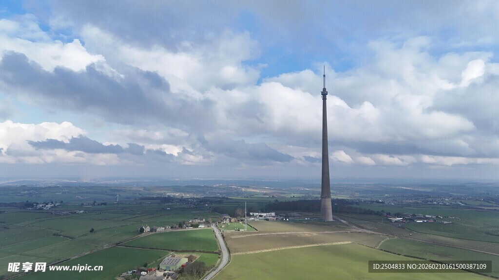 广袤田野中的高耸信号塔
