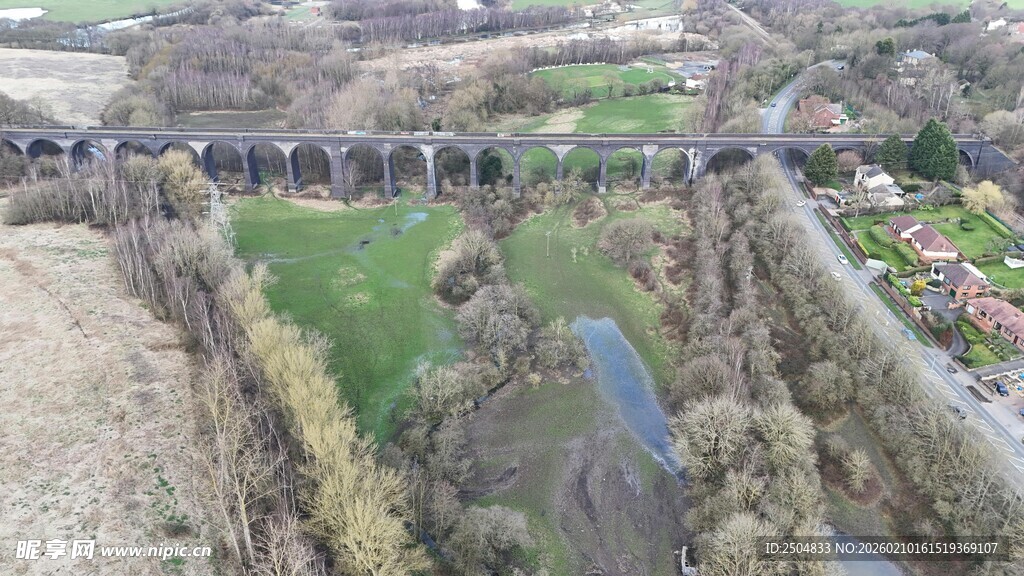 俯瞰古老石桥与周边景致