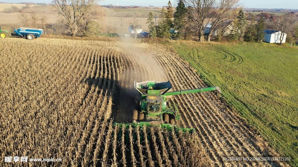 农田中农机正在播种作业