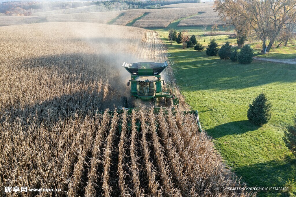 农田里的绿色农机作业场景