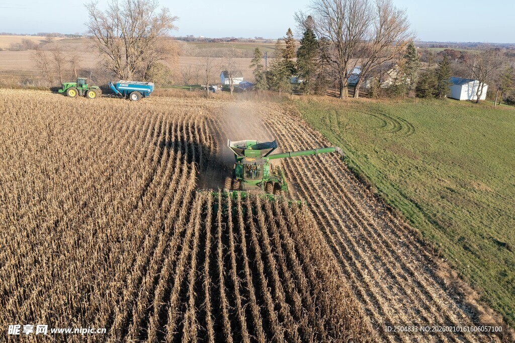 农田中农机正在耕地作业
