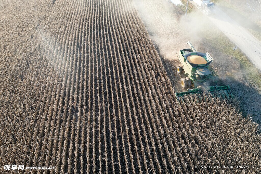 农田中农机正在喷洒作业