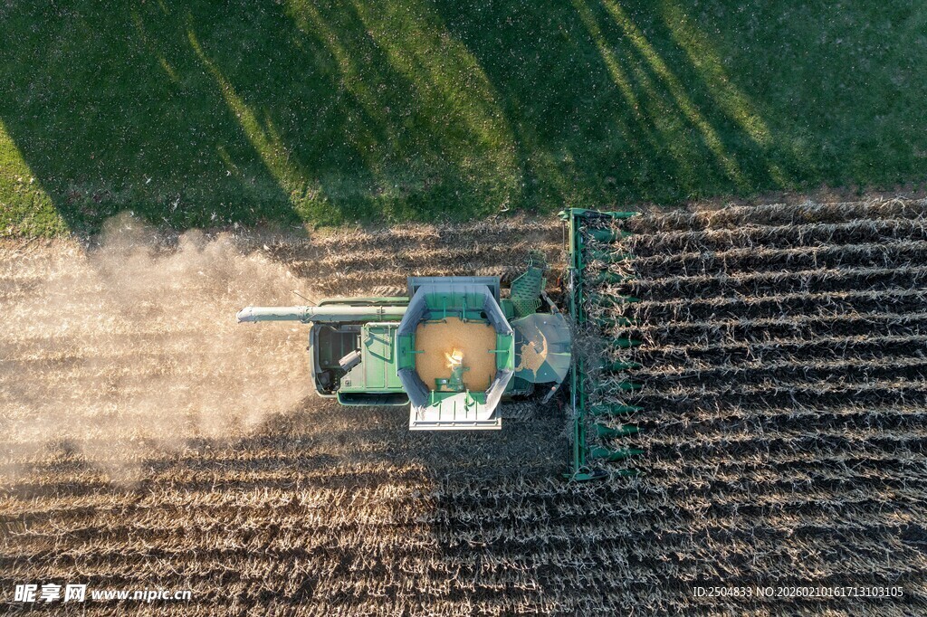 农田中作业的绿色拖 机