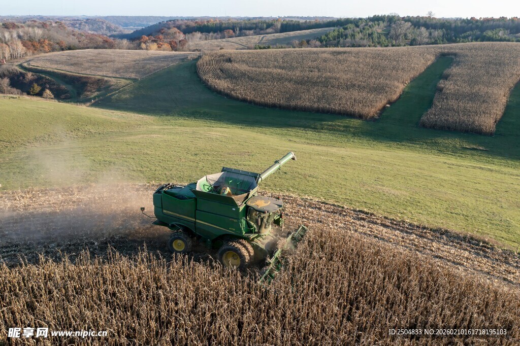 田野中的绿色 割机作业
