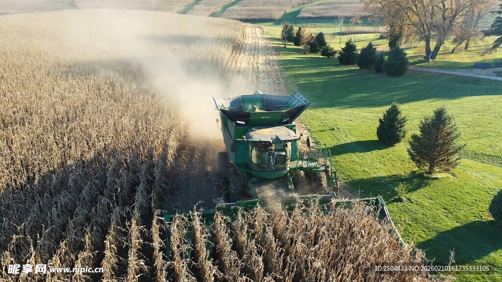 农田中 割机作业场景