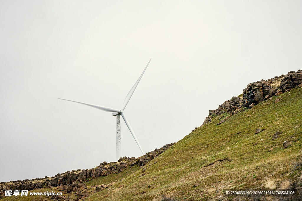 山坡上的风力发电机