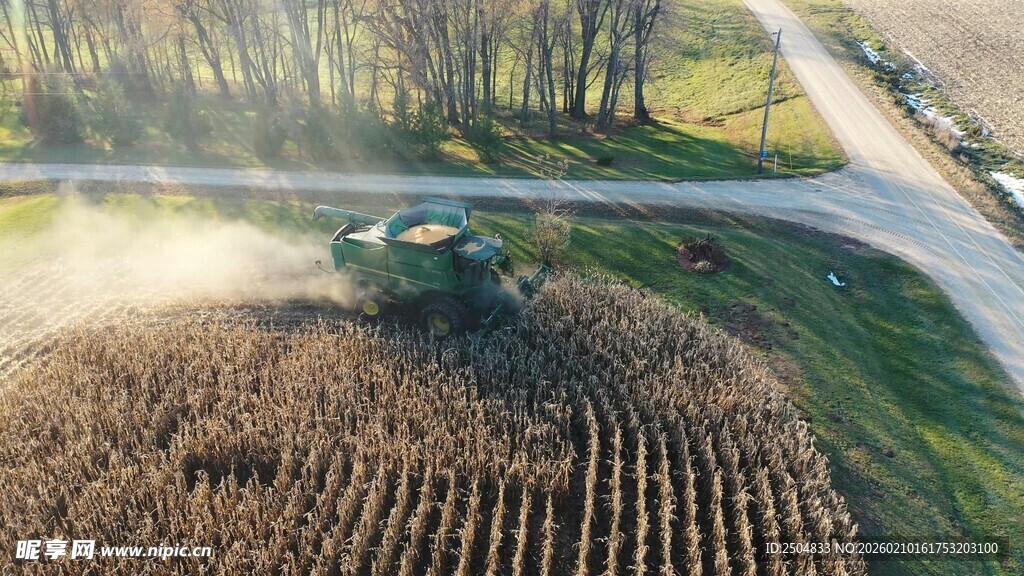 空中俯瞰农田农机作业场景