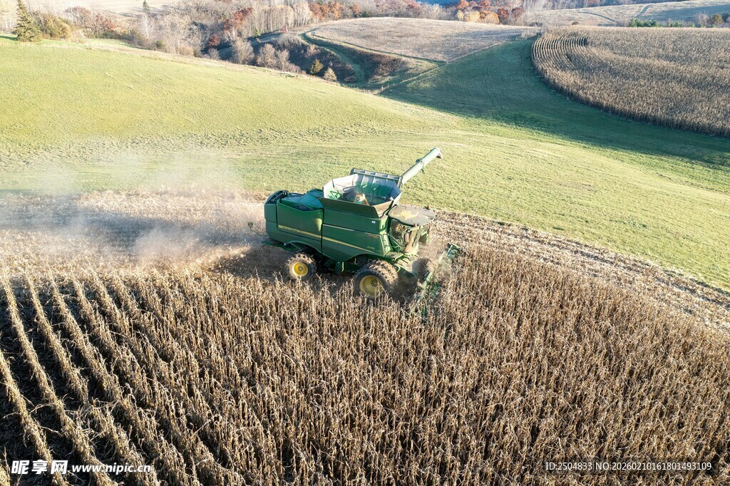 田野中作业的绿色 割机