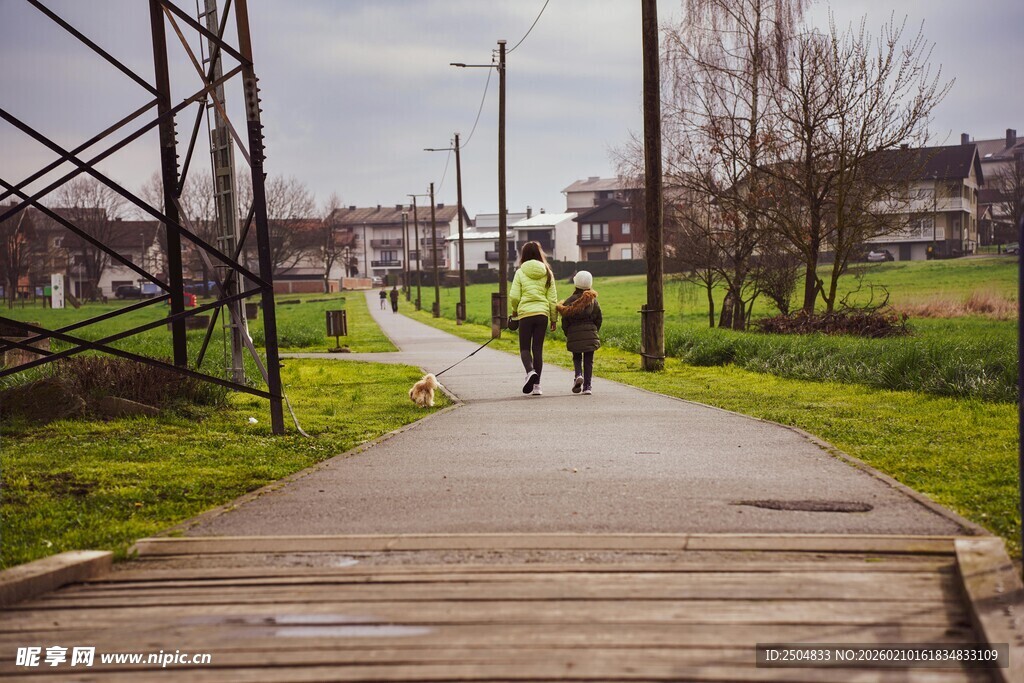 两人沿小路骑行的户外景象