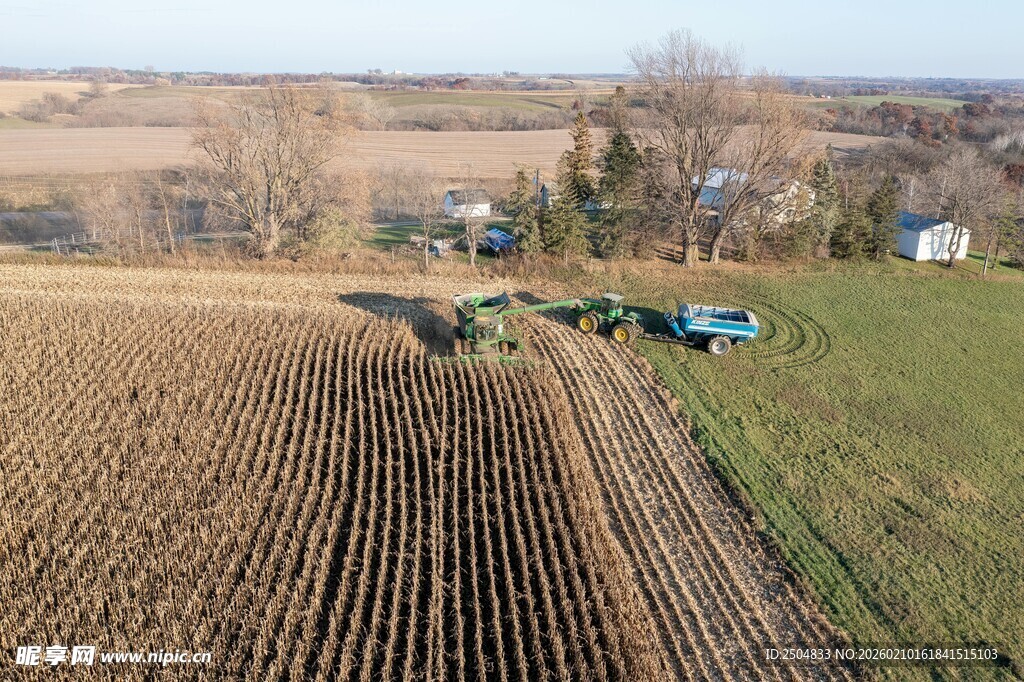 农田中的农机作业场景