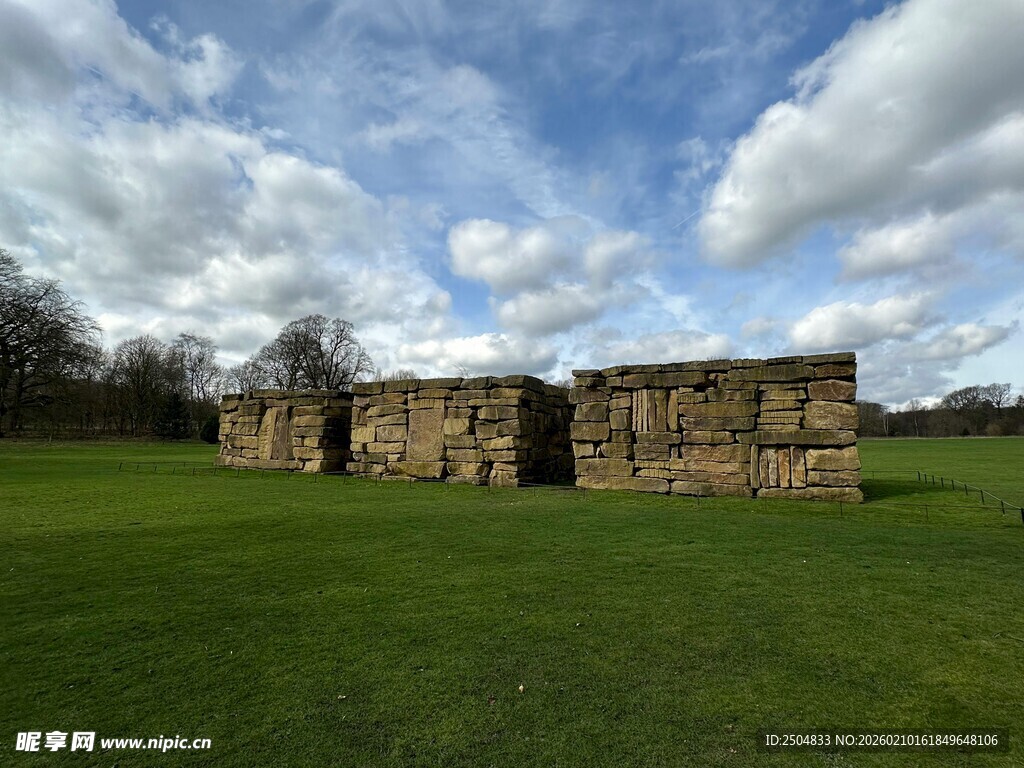 古老石墙立于翠绿草地