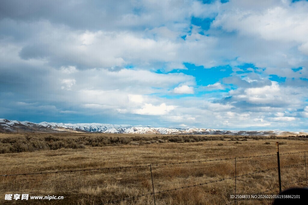 广袤原野上的蓝天白云