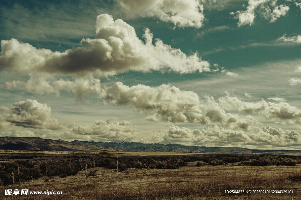 广袤原野上的壮丽云景