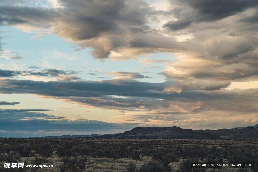 黄昏时分的旷野云霞