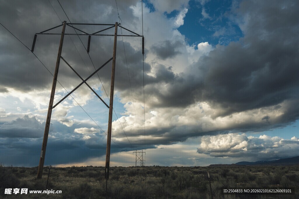 旷野中的高压输电塔