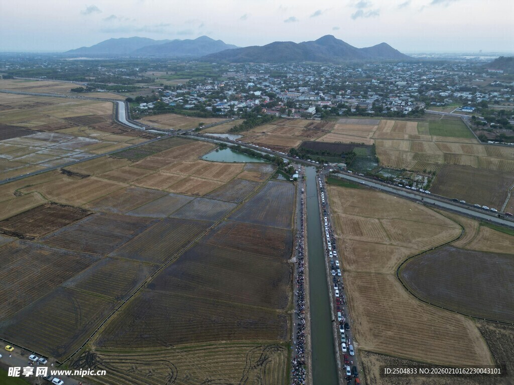 俯瞰广袤农田与蜿蜒道路