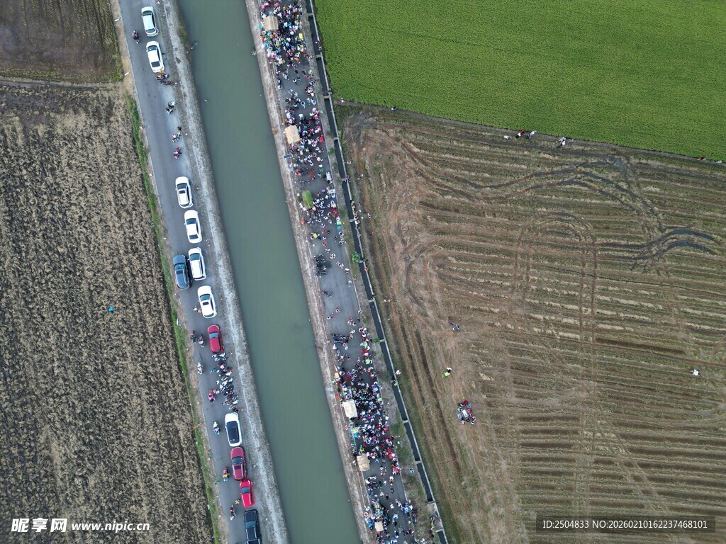 公路拥堵的高空俯瞰图