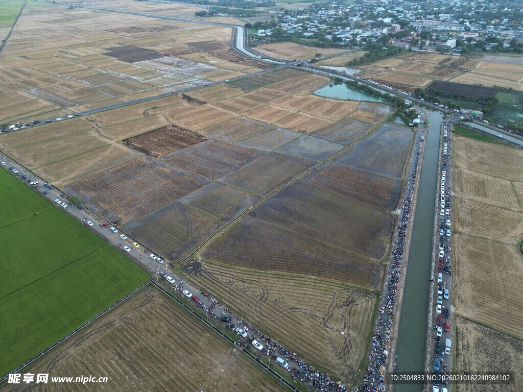 航拍公路旁的广袤农田