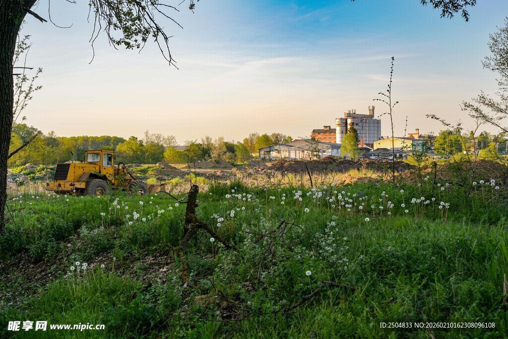 郊外田野中的施工场景