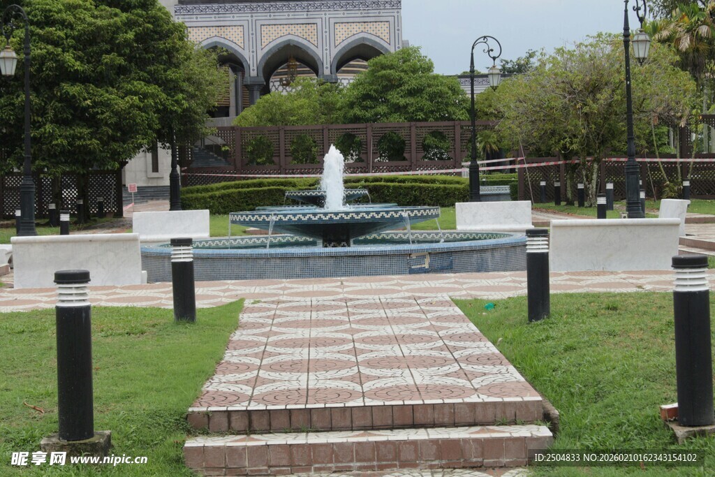 公园中的喷泉与木质步道