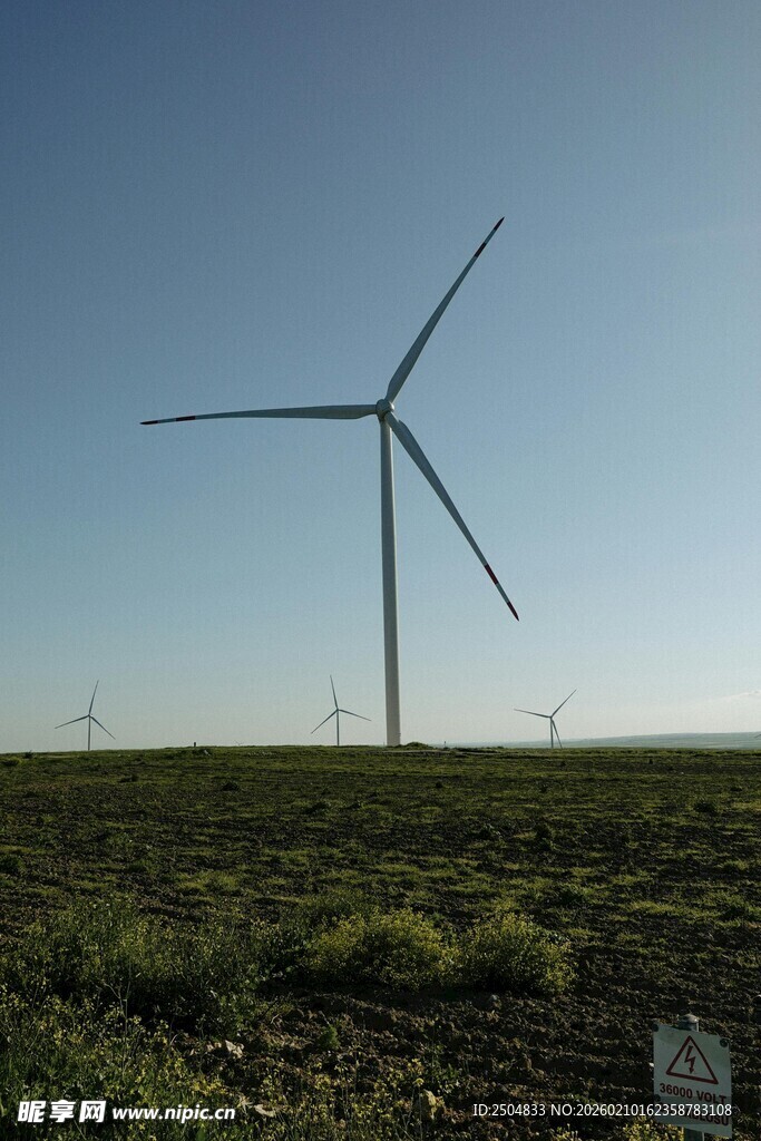 草原上的大型风力发电机