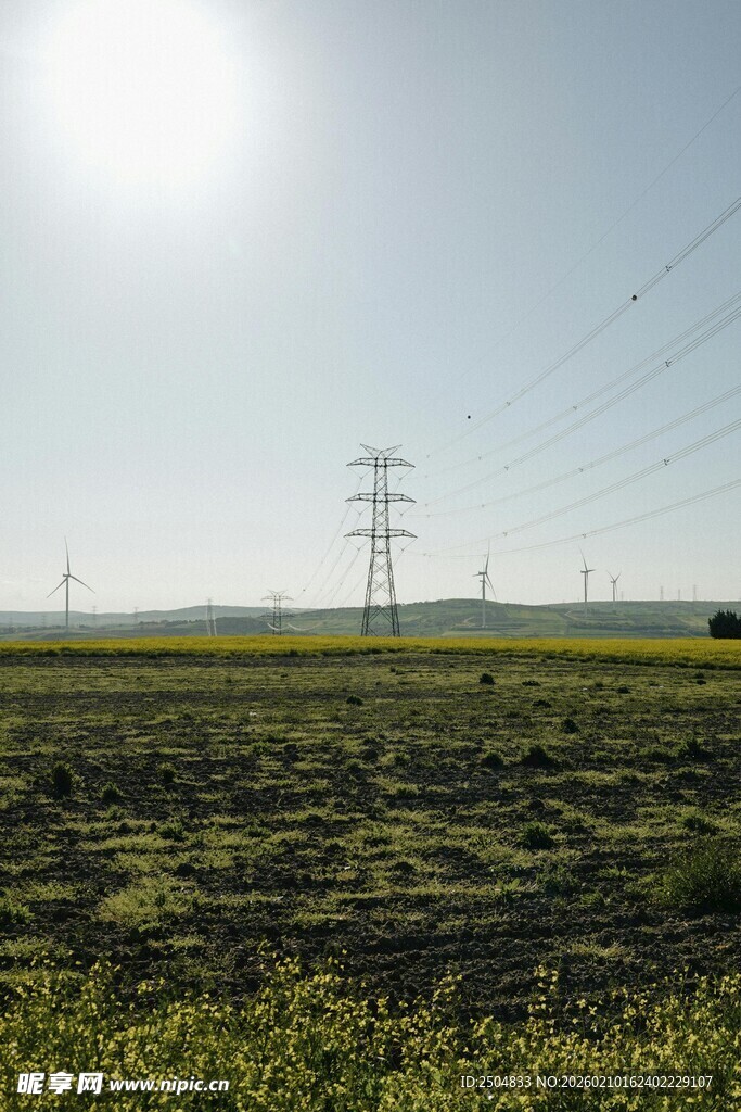 田野上的高压输电线路