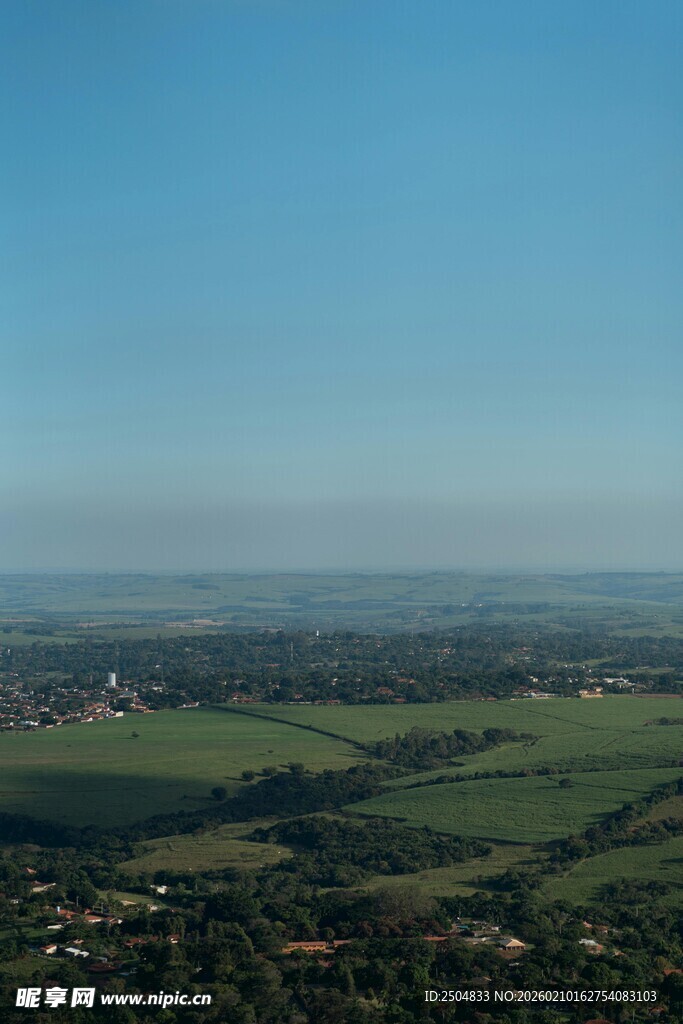 俯瞰广袤绿野风光
