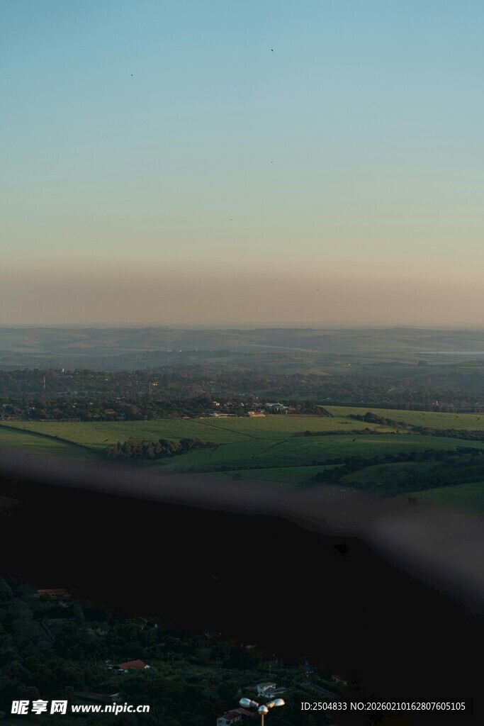 俯瞰广袤田野景色