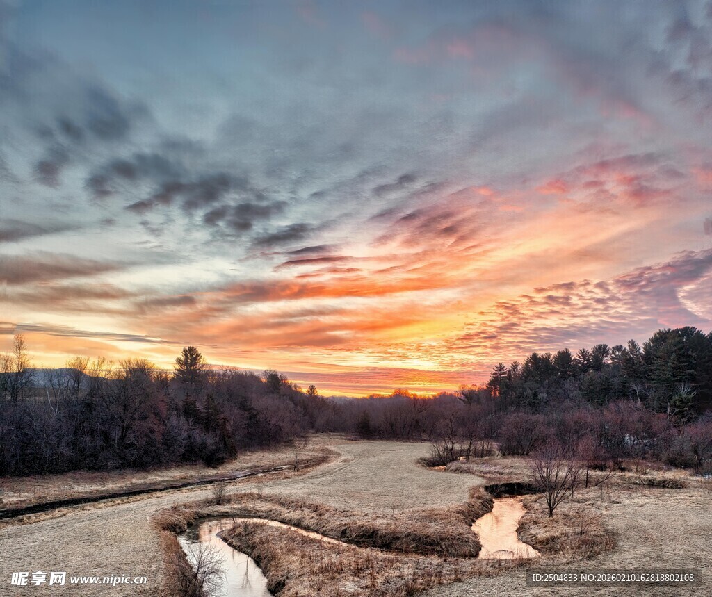 日落时分的旷野溪流美景