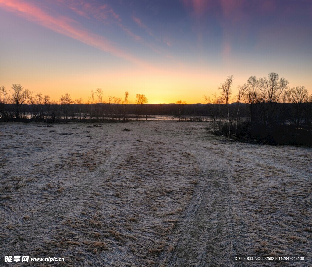 冬日旷野的绚烂日落