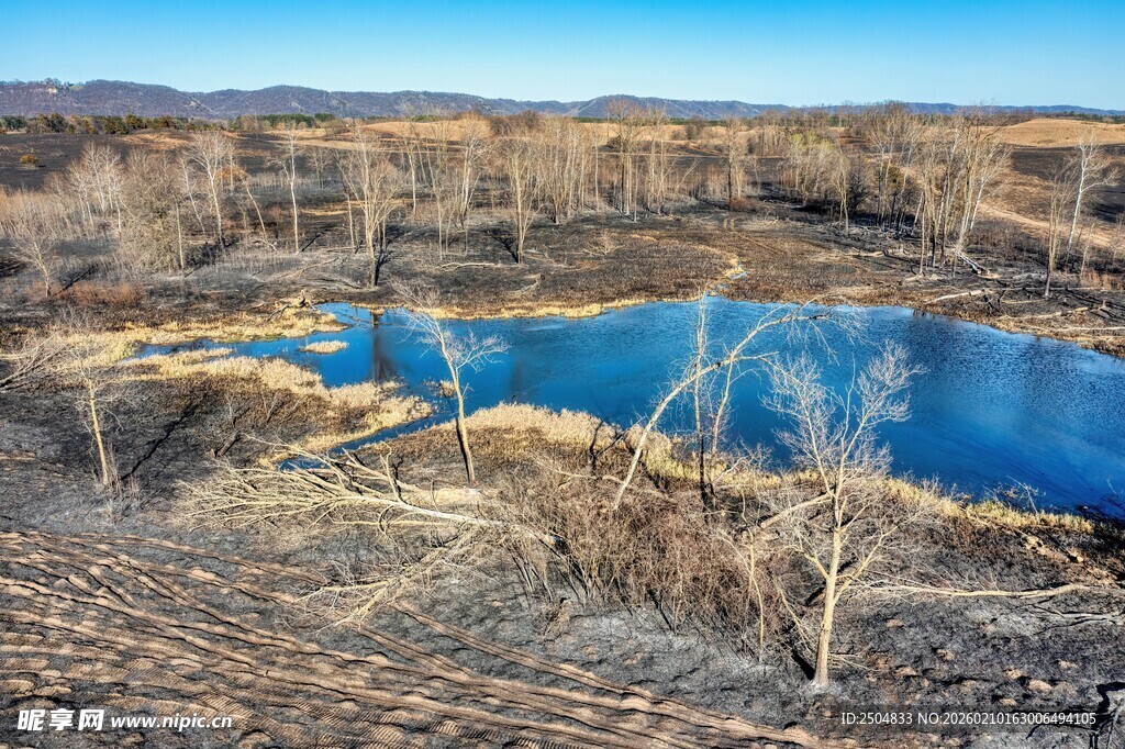 荒野中的蓝色静谧水塘