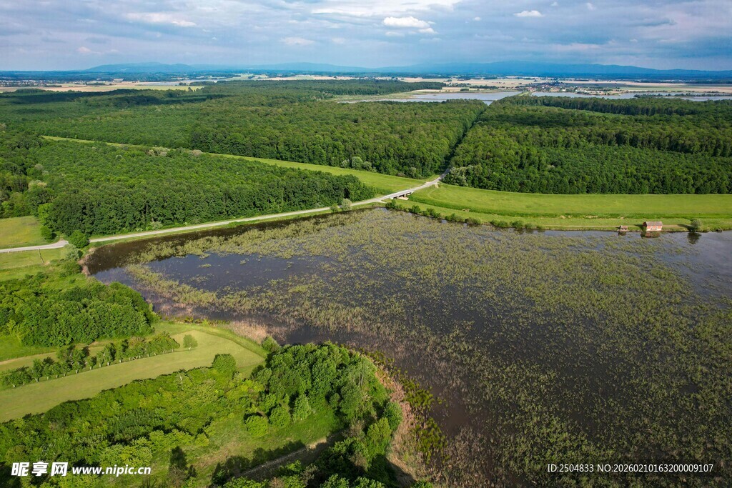 广袤田野中的静谧水域