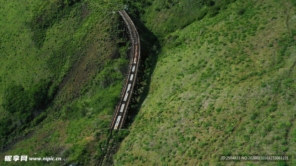 蜿蜒铁轨穿行翠绿草地