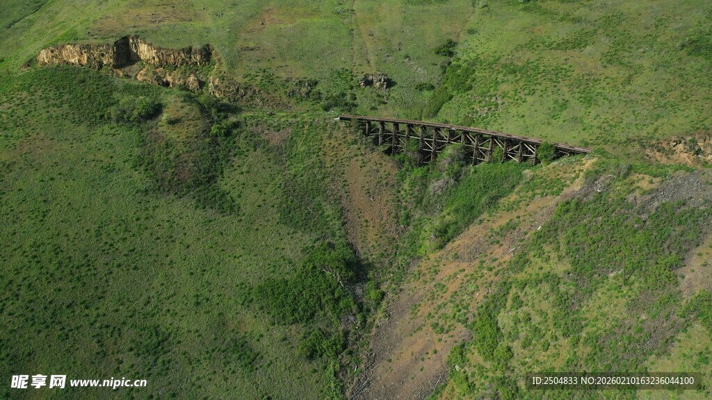 空中俯瞰铁路穿越绿野