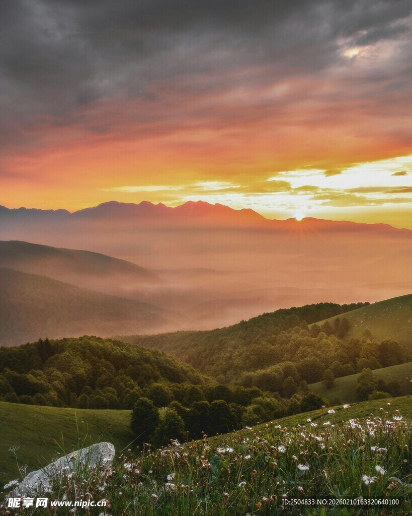 山间日落美景 繁花相伴