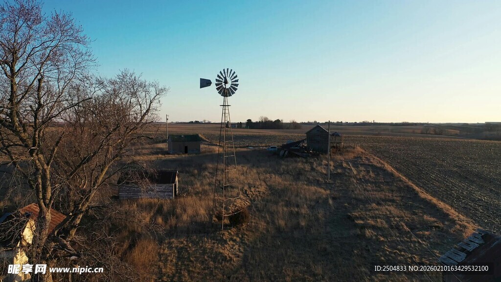 田野中的风车与农场景象
