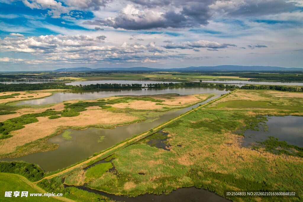 广袤田野与河流风光