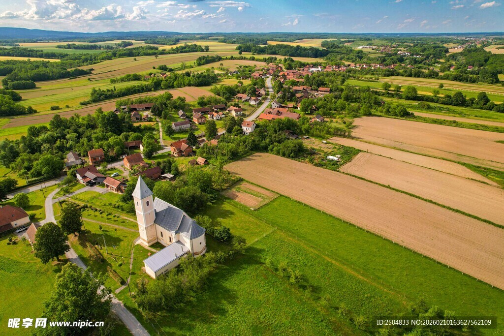 乡村田野中的古老建筑