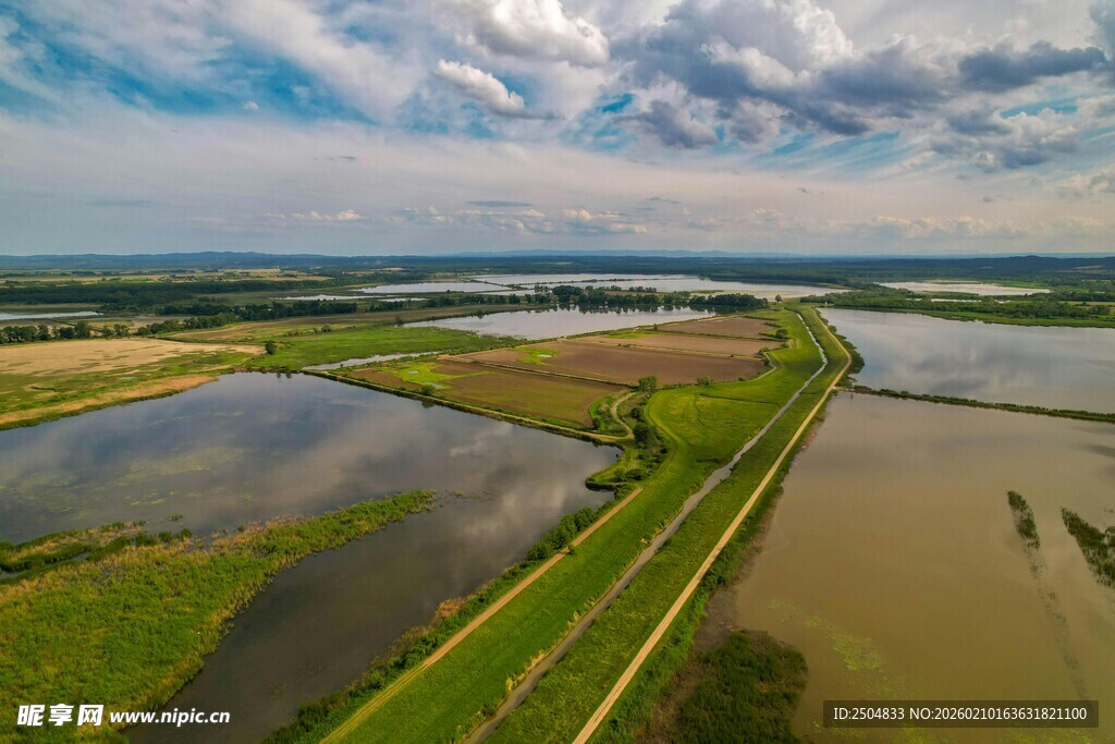 航拍广袤田野间的积水景象