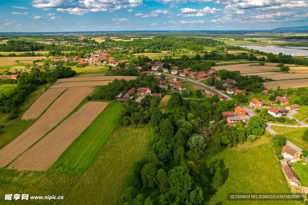 俯瞰田园村庄美景