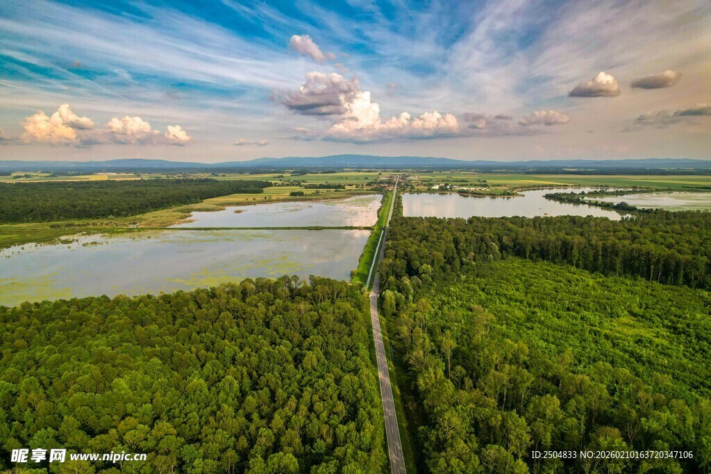 广袤绿野间的河流风光