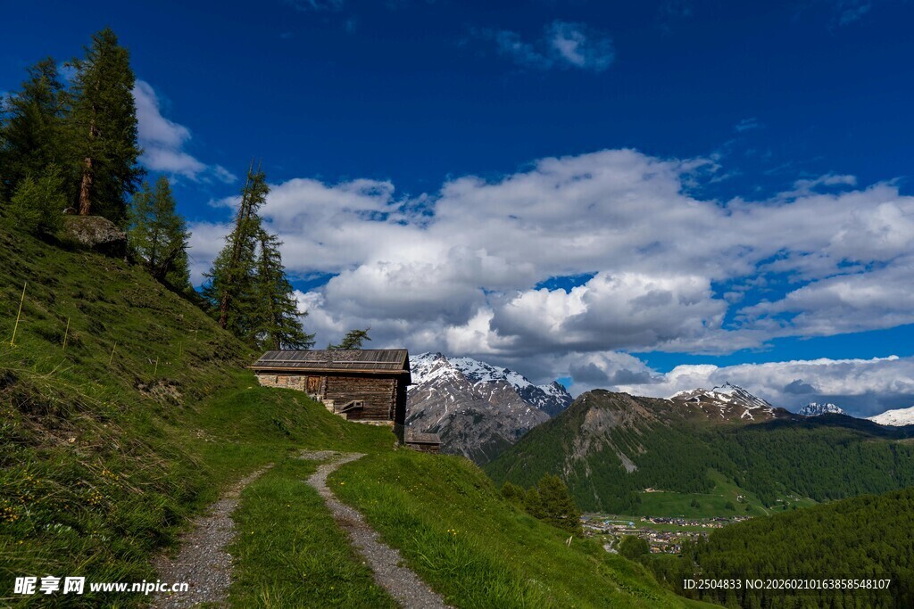 山间小径旁的小屋与美景