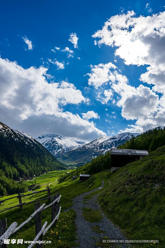 山间小径 蓝天白云下美景