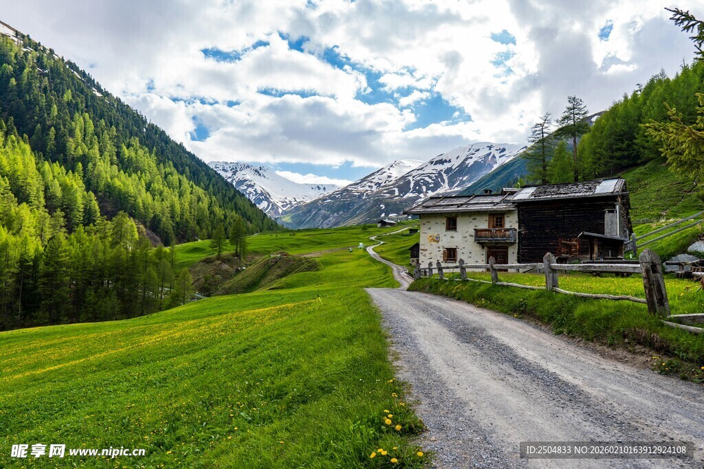山间乡野小屋旁的蜿蜒小路